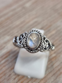 Echt zilveren ring met Maansteen maat 19
