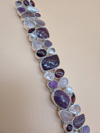 Bijzonder mooie statement armband met diverse edelstenen.