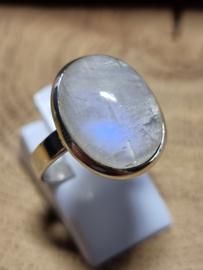Prachtige echt zilveren ring met Maansteen. Maat 19