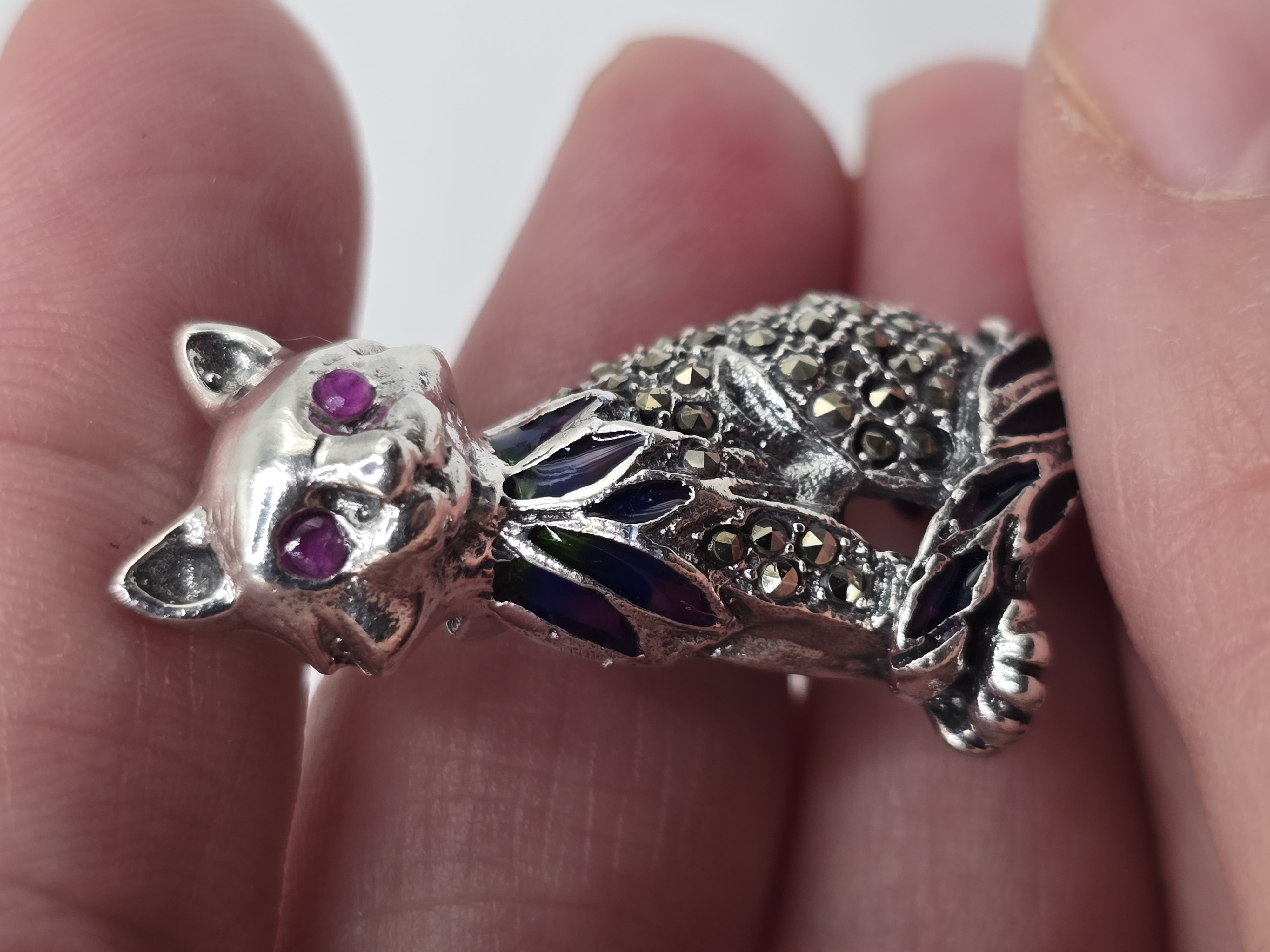 925 zilveren Broche poes met Robijn.