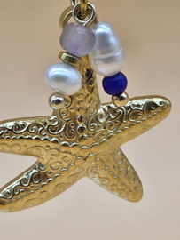 Creolen met bedeltjes in de vorm getextureerde zeesterren, zoetwaterparels, natuurlijke stenen