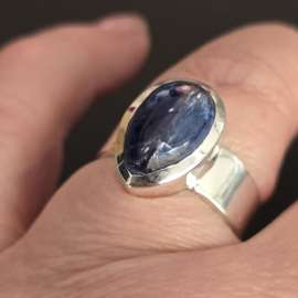 Echt zilveren ring met Kyaniet, maat 19