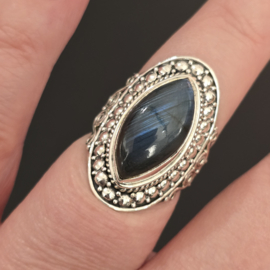 Schitterende echt zilveren ring met Labradoriet. Maat 18