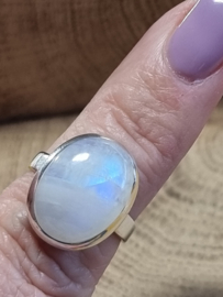 Prachtige echt zilveren ring met Maansteen. Maat 17