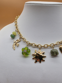 Collier met zon, bloem, olifant, hart, gegraveerde vogel, klaver