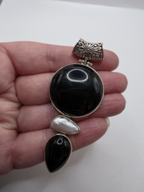 Prachtige zeer grote,  echt zilveren hanger met Onyx en parel.