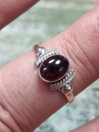 Prachtige echt zilveren ring met Granaat. Maat 18