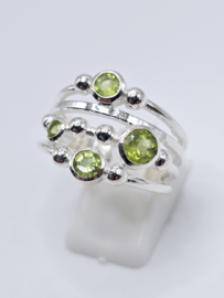 Echt zilveren ring met Peridoot, maat 20