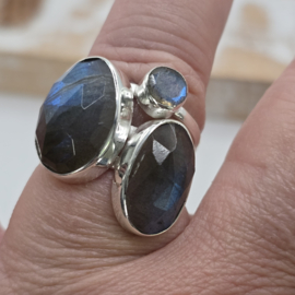 Prachtige echt zilveren ring met Labradoriet, Maat 19.
