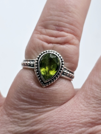 Prachtige echt zilveren ring met Peridoot. Maat 18