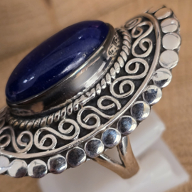 Prachtig bewerkte ring met Lapis Lazuli, maat 19