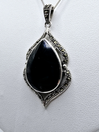 Echt zilveren hanger Marcasiet met Onyx.