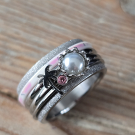 Prachtige ixxxi ring compleet maat 19.5 en 10 mm breed. 25-244