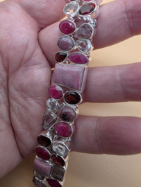 Bijzonder mooie statement armband met diverse edelstenen.