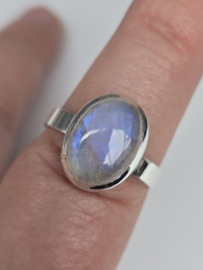 Prachtige echt zilveren ring met Maansteen. Maat 20