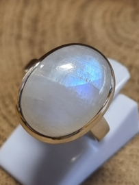 Prachtige echt zilveren ring met Maansteen. Maat 17