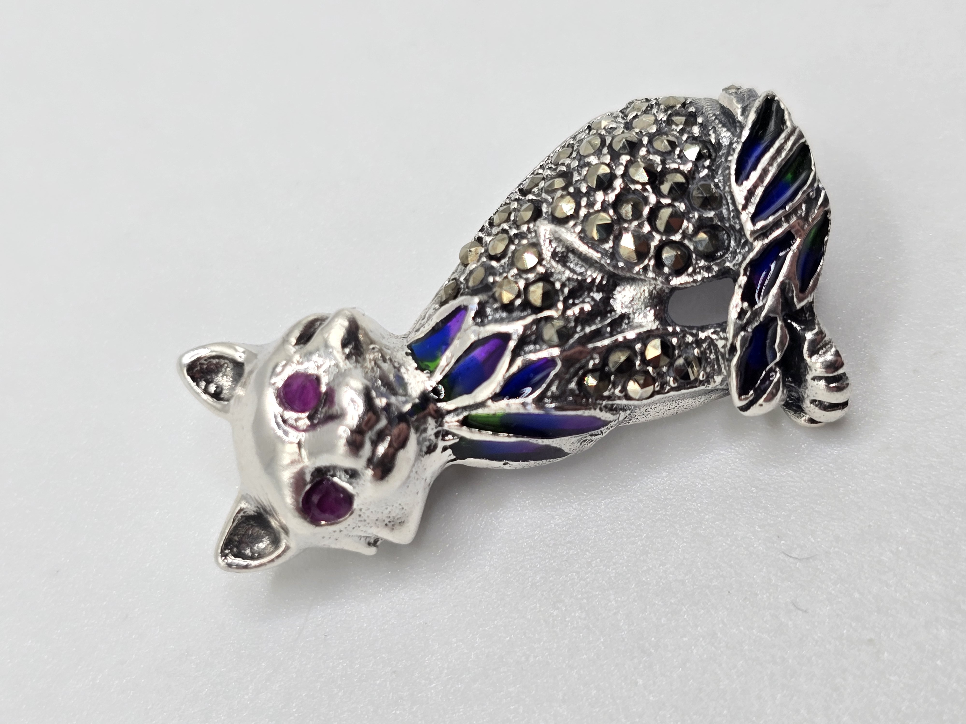 925 zilveren Broche poes met Robijn.