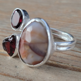 echt zilveren ring met granaat en kwarts, Maat 19.
