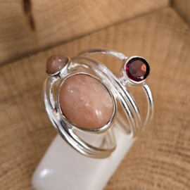 Echt zilveren  ring met Roze maansteen en Granaat, maat 19.5