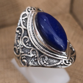 Prachtig bewerkte ring met Lapis Lazuli, maat 20