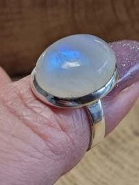 Prachtige echt zilveren ring met Maansteen. Maat 17