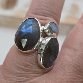 Prachtige echt zilveren ring met Labradoriet, Maat 19.