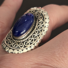 Prachtig bewerkte ring met Lapis Lazuli, maat 19