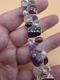 Bijzonder mooie statement armband met diverse edelstenen.