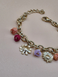 Armband met acetaat bloemige roos bedeltjes