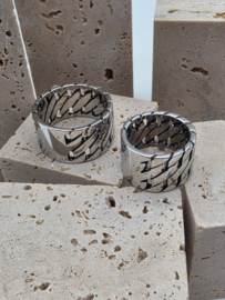 Trendy ladies ring ixxxi