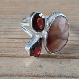 echt zilveren ring met granaat en kwarts, Maat 19.