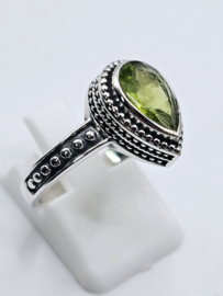 Prachtige echt zilveren ring met Peridoot. Maat 18