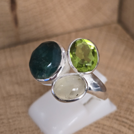 Echt zilveren  ring met saffier en Peridoot, maat 19
