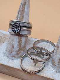 ixxxi ringen set compleet maat 17. 1 basis en 7 vulringen. 25-326
