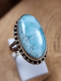 Prachtige echt zilveren ring met Larimar.   25x15 mm groot.  Maat 18.5.