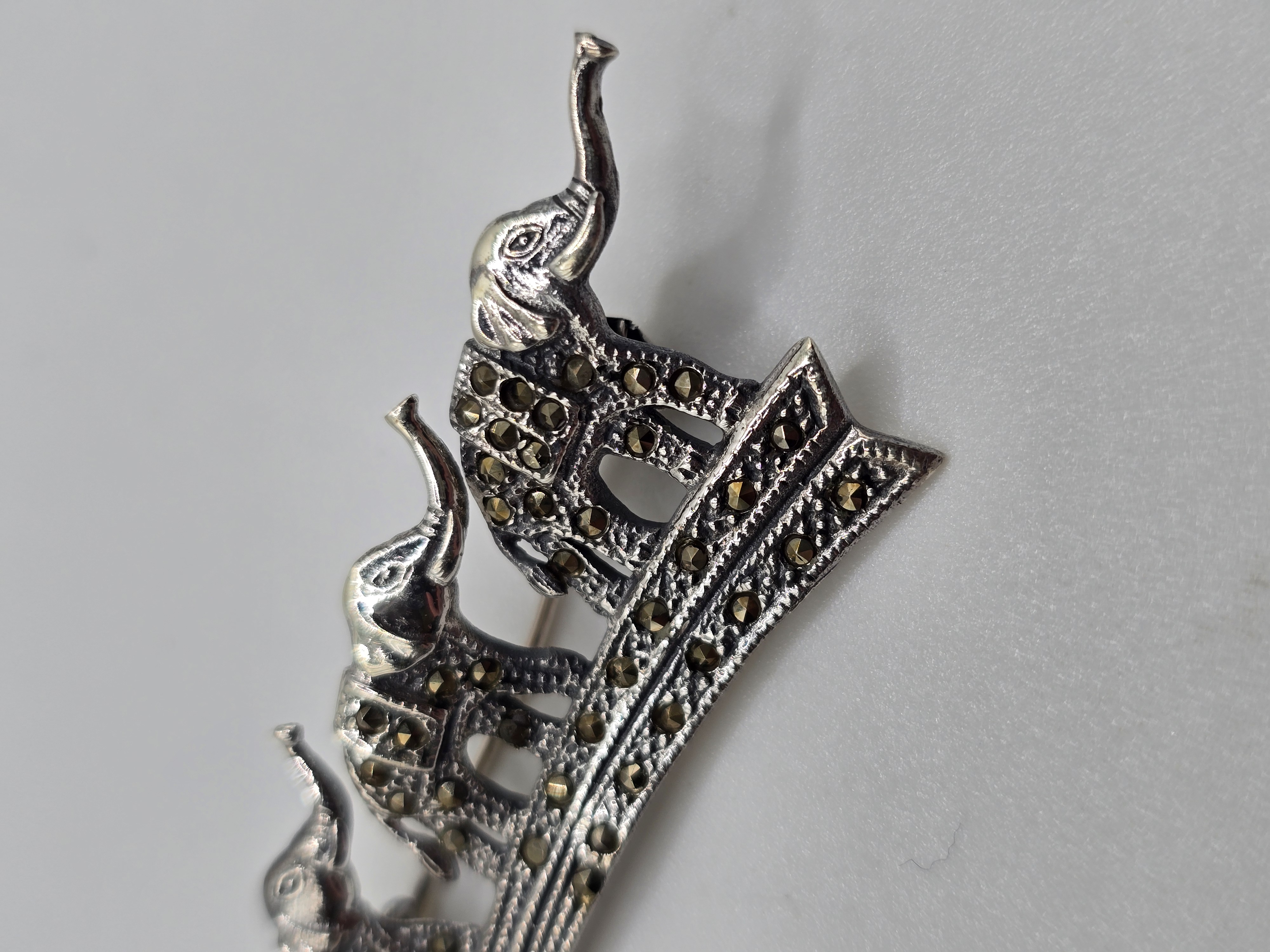 925 zilveren broche, olifanten met Marcasiet