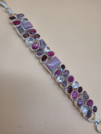 Bijzonder mooie statement armband met diverse edelstenen.