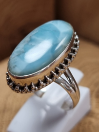 Prachtige echt zilveren ring met Larimar.   25x15 mm groot.  Maat 18.5.