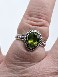 Prachtige echt zilveren ring met Peridoot. Maat 18