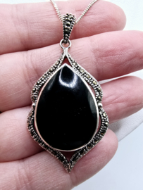 Echt zilveren hanger Marcasiet met Onyx.