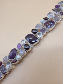 Bijzonder mooie statement armband met diverse edelstenen.