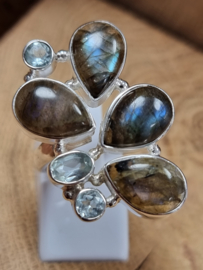 Geweldig mooie Labradoriet ring met topaas. Echt zilver. Maat 18.5.