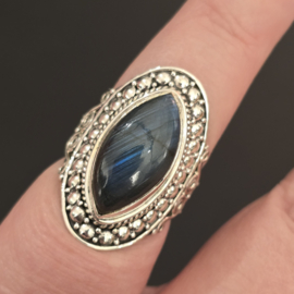 Schitterende echt zilveren ring met Labradoriet. Maat 18