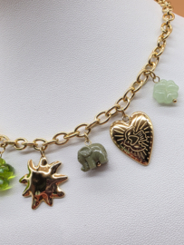 Collier met zon, bloem, olifant, hart, gegraveerde vogel, klaver