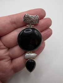 Prachtige zeer grote,  echt zilveren hanger met Onyx en parel.