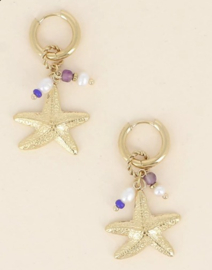 Creolen met bedeltjes in de vorm getextureerde zeesterren, zoetwaterparels, natuurlijke stenen