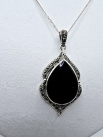 Echt zilveren hanger Marcasiet met Onyx.