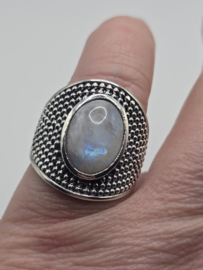 Prachtige echt zilveren ring met Maansteen. Maat 18