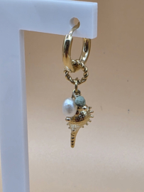 Creolen met bedeltjes schelpen, natuurlijke stenen en zoetwaterparels