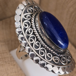 Prachtig bewerkte ring met Lapis Lazuli, maat 19